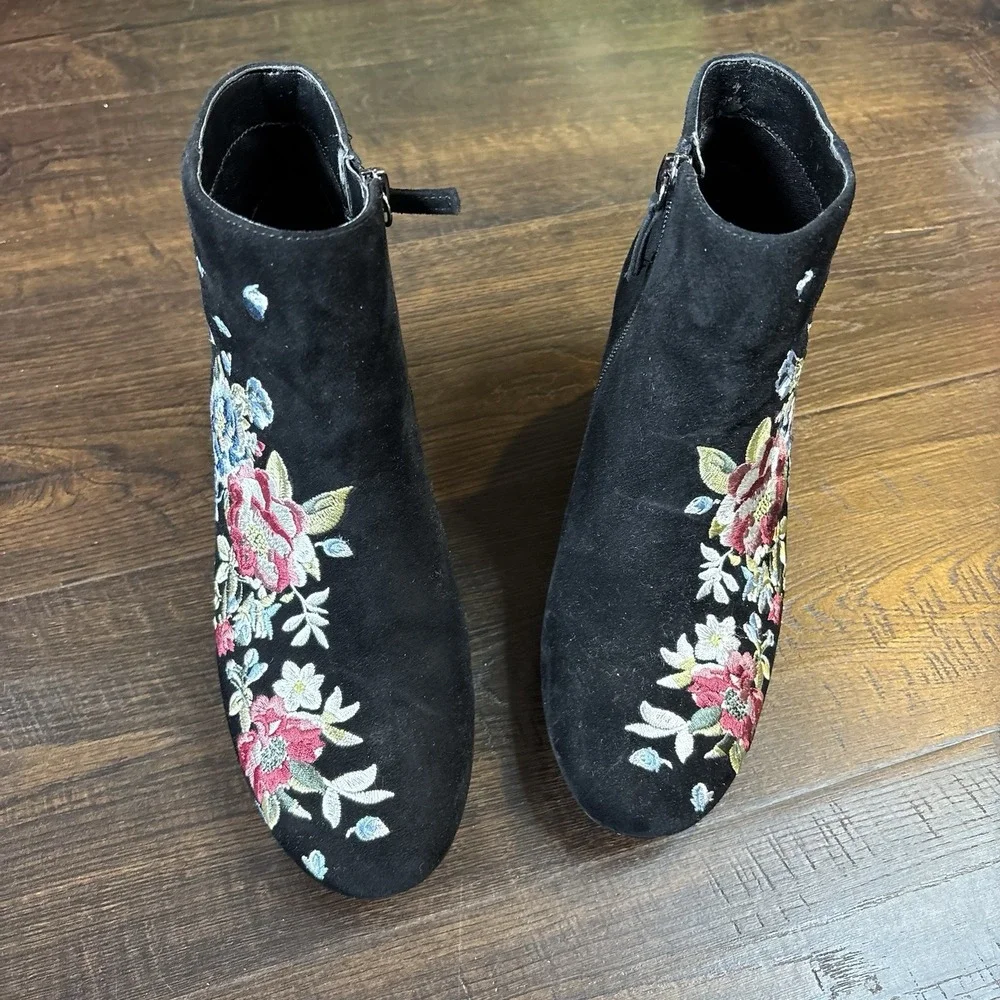 White House Black Market Titus Black Floral Embroidered Suede Ankle Boots Sz 6‎
